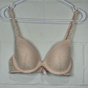 Victoria’s Secret Woman’s “Nude” Lace Classic Chic Bra